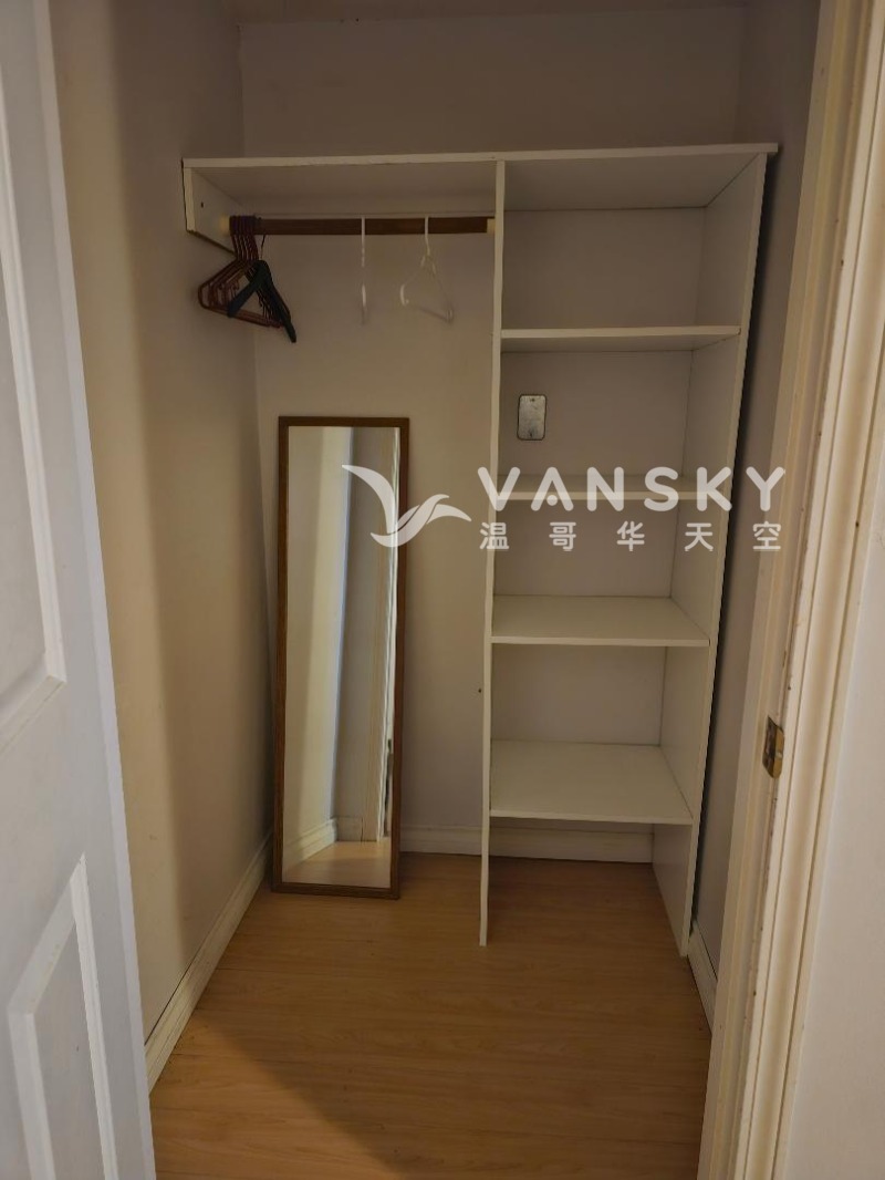 240401095128_walk-in closet.jpg